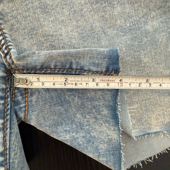 NEW True Religion Jayde Big T Jean Shorts Mid Rise Raw Hem Blue Women's Size 29 - Picture 8 of 8